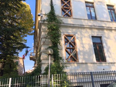 la scuola Melchiorri con la gru per i lavori