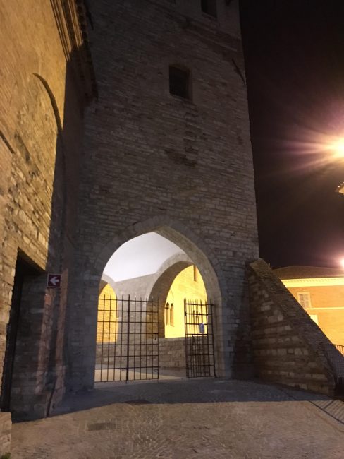 Il palazzo del Podestà, sede del Consiglio comunale di FabrianoIl palazzo del Podestà, sede del Consiglio comunale di Fabriano