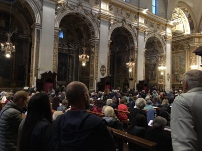 la cattedrale di San Venanzio gremita