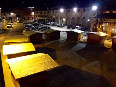 Il villaggio di Babbo Natale in costruzione in piazza Garibaldi