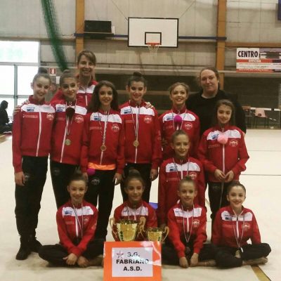 Foto di gruppo con tecniche sedute Eleonora Guidarelli, Virginia Tittarelli, Elisa Paciotti,Gaia Mancini. In ginocchio Anastasia Crocione. In piedi Serena Ottaviani, Alessia Starace, Byliana Diakova (tecn) Valentina Scotto, Melany Muscella, Asia Campanelli, Julieta Cantaluppi(tecn) Nicole Baldoni.