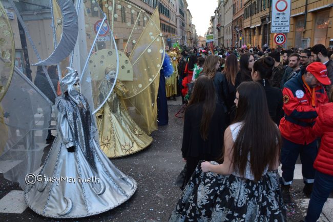 Esplode El Carnevalò: sfilano 250 maschere, C'è pure la regina Elisabetta  VIDEO