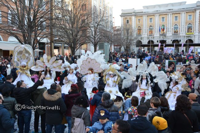 Esplode El Carnevalò: sfilano 250 maschere, C'è pure la regina Elisabetta  VIDEO