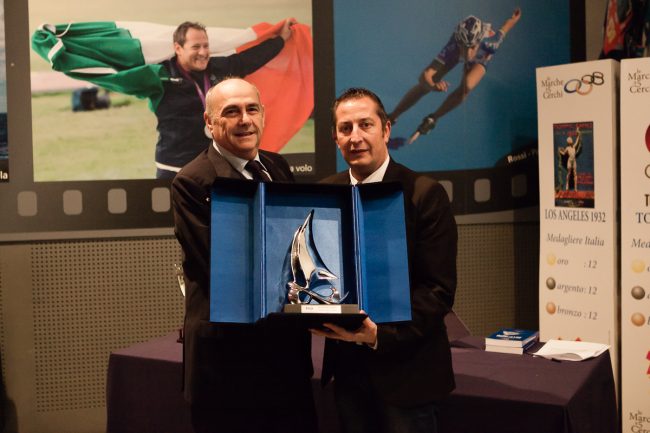Andrea-Giorgetti-riceve-il-premio-alla-carriera-dal-presidente-FIV-Francesco-Ettorre-1-650x433