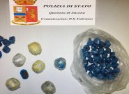 La droga rinvenuta nella casa del nigeriano dai poliziotti del Commissariati di Fabriano