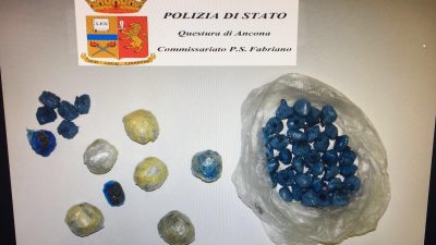 La droga rinvenuta nella casa del nigeriano dai poliziotti del Commissariati di Fabriano