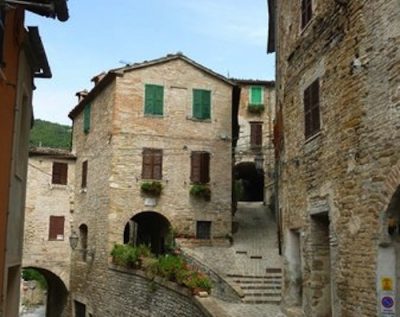 uno scorcio dell'incantevole borgo di Serra San Quirico