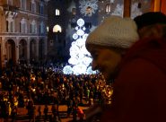 Il pubblico davanti alla calata della Befane del Cai e del gruppo speleo di Fabriano