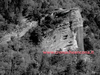 Il balzo di roccia stamattina prima di essere parzialmente demolito. Si nota l'imbracatura di sicurezza