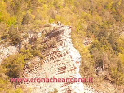 Gli addetti all'operazione di detonazione controllata in cima al masso attendono di calarsi dall'alto per controllare la presenza di rocce instabili