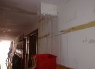L'acqua entra dal soffitto in cartongesso nella scuola Aldo Moro di Fabriano