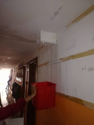 L'acqua entra dal soffitto in cartongesso nella scuola Aldo Moro di Fabriano
