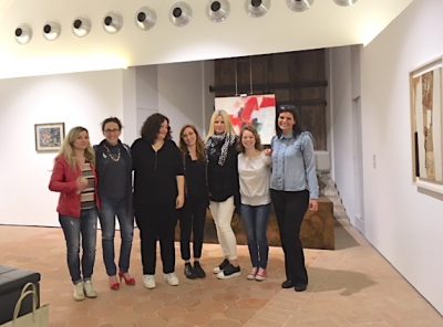 Foto di gruppo nella sala dedicata a Ester Merloni della Pinacoteca Molajoli di Fabriano