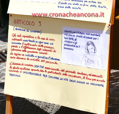 Uno dei cartelli esposti in piazza a Fabriano
