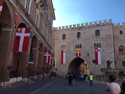 Una domenica mattina nella Fabriano addobbata per il Palio