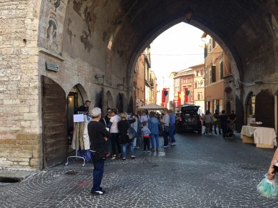 "Lo sbaracco", la gioranta di grandi sconti dei commercianti del centro durante il Palio