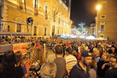 'Sold out' in piazza del Comune per lo spettacolo di Teo Mammucari