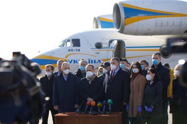 4-aprile-2020-volo-in-partenza-da-Kyiv-alla-presenza-delle_-autorità-ucrine-650x433