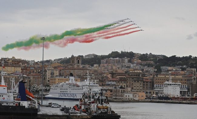 https://www.cronacheancona.it/wp-content/uploads/2020/05/Frecce_Tricolori-DSC_3782--650x394.jpg