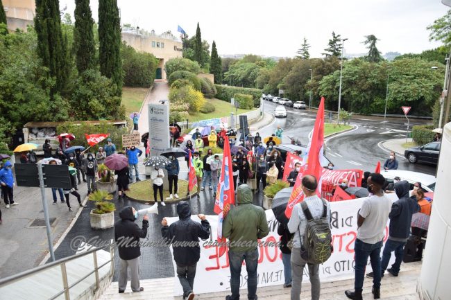 https://www.cronacheancona.it/wp-content/uploads/2020/05/sit-in_reddito-DSC_0522--650x433.jpg