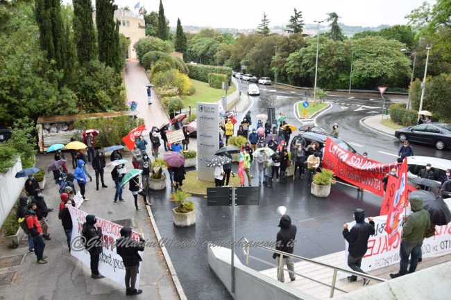 https://www.cronacheancona.it/wp-content/uploads/2020/05/sit-in_reddito-DSC_0529--650x433.jpg