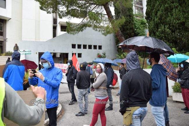 https://www.cronacheancona.it/wp-content/uploads/2020/05/sit-in_reddito-DSC_0554--650x433.jpg