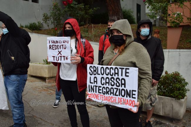 https://www.cronacheancona.it/wp-content/uploads/2020/05/sit-in_reddito-DSC_0558--650x433.jpg