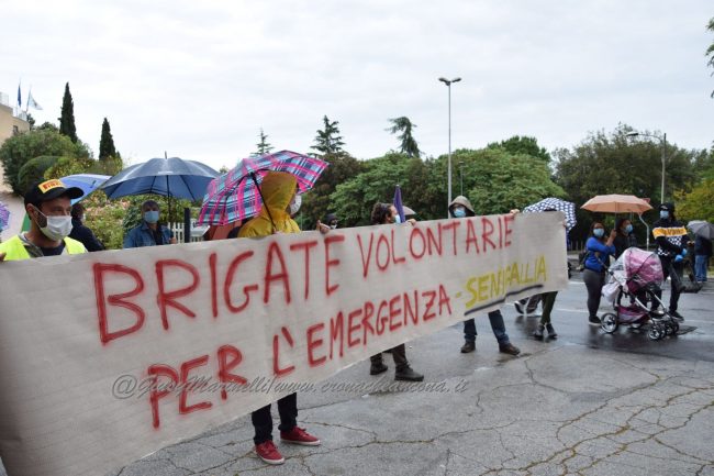 https://www.cronacheancona.it/wp-content/uploads/2020/05/sit-in_reddito-DSC_0584--650x433.jpg