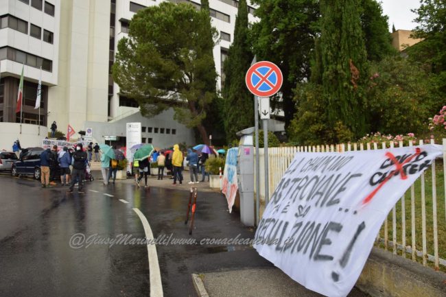 https://www.cronacheancona.it/wp-content/uploads/2020/05/sit-in_reddito-DSC_0669--650x433.jpg