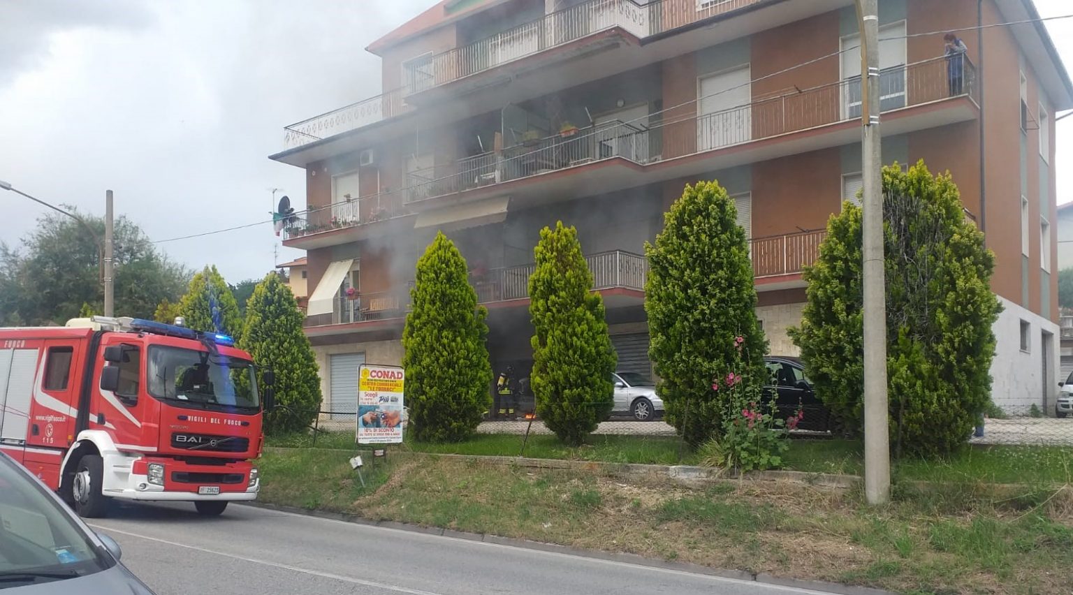 Garage in fiamme in via Olimpia un ferito all'ospedale Cronache