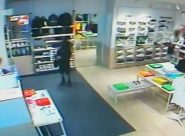 Nel fotogramma: i due ladri sulla destra e la commessa al bancone, poco prima che si verificasse il furto