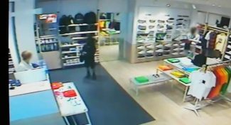 Nel fotogramma: i due ladri sulla destra e la commessa al bancone, poco prima che si verificasse il furto