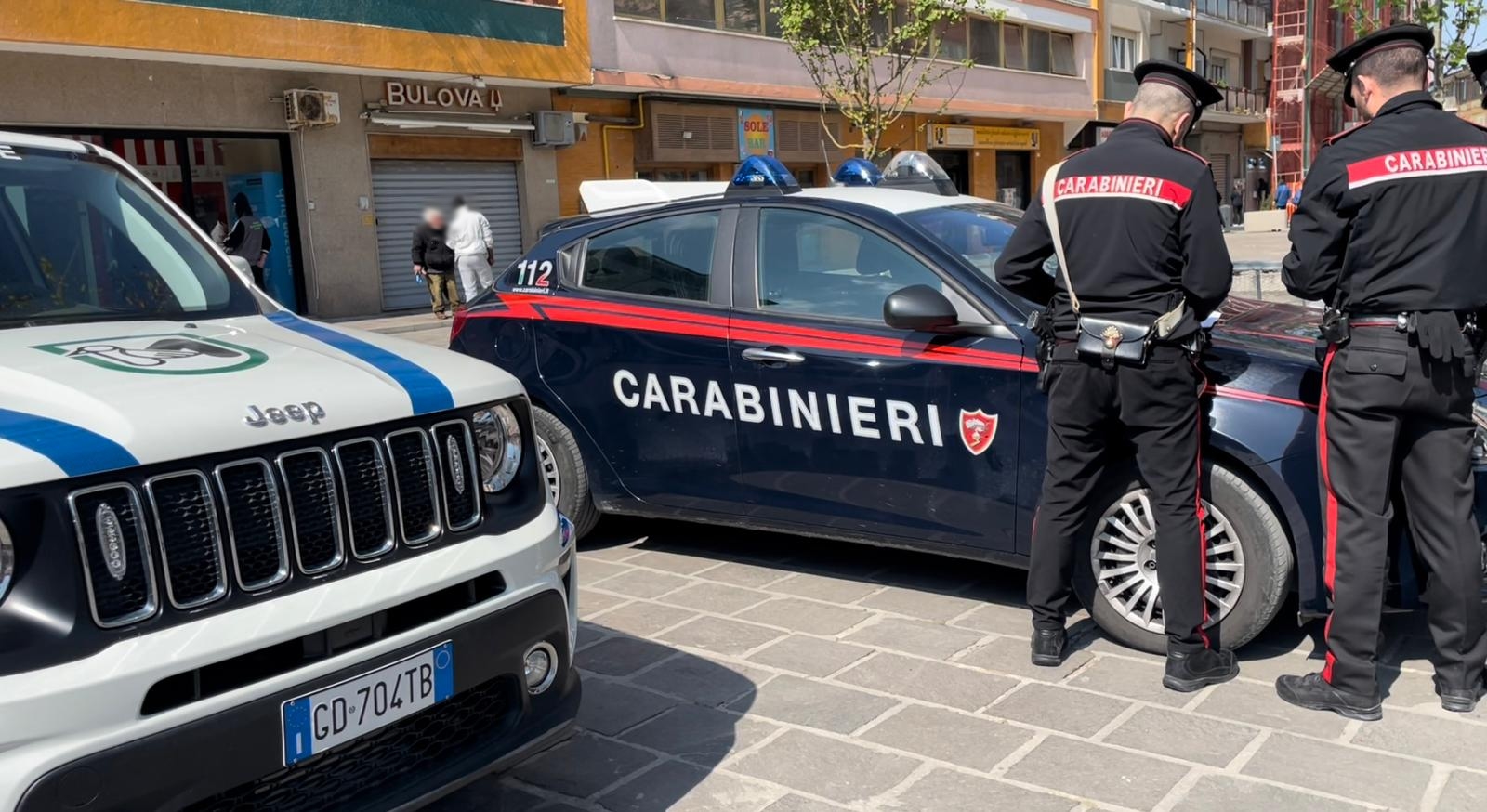 Carabinieri accanto alle vetture di servizio nella fotografia di repertorio pubblicata da Cronache Ancona