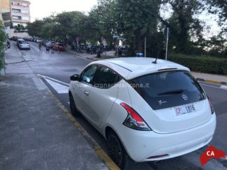 Un'auto della Capitaneria di porto in via Panoramica, nei pressi dello stradello per la Grotta Azzurra