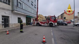Una verifica dei vigili del fuoco in un edificio in piazzale Loreto, al Piano