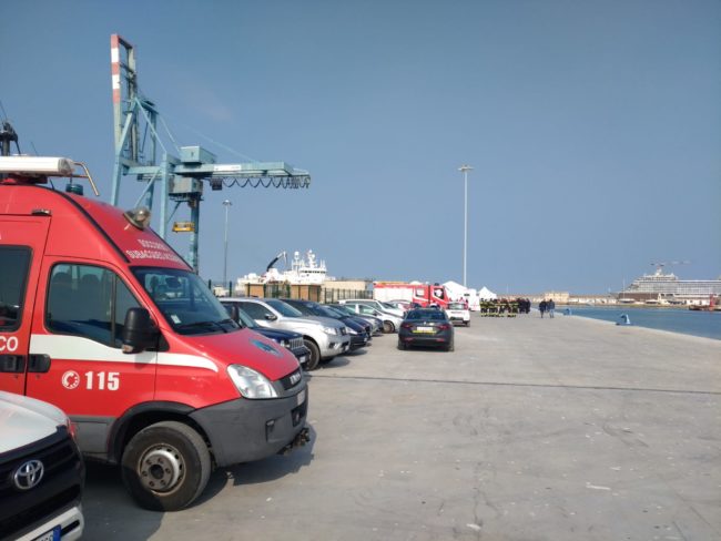 L'attracco dell'imbarcazione della ong con i migranti al porto di Ancona