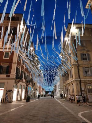 L'onda di nastrini bianco azzurri è uno degli argomenti più discussi e fotografati tra ieri è oggi. La foto è tratta dal profilo Facebook del Sindaco Daniele Silvetti