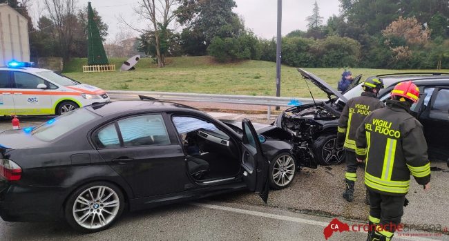 L'automedica del 118 e i vigili del fuoco sul posto