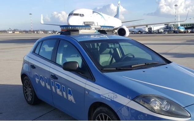 Pattuglia in aeroporto, fotografia di repertorio della fonte
