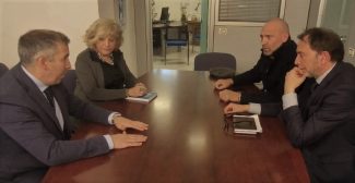 La stretta di mano tra il sindaco Paolorossi e la segretaria Uil Marche Mazzucchelli