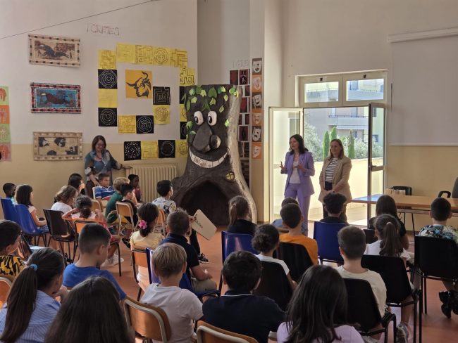 La sindaca Michela Glorio e l'assessora Simonetta Tirroni in visita lle scuole per l'avvio del nuovo anno di lezioni