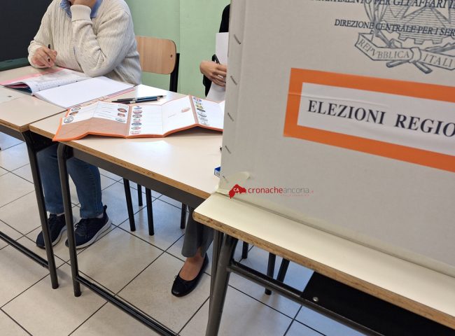 Uno dei seggi della scuola 'Bruno da Osimo' nel centro storico di Osimo