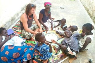 Maurizio con le persone del posto, in Senegal