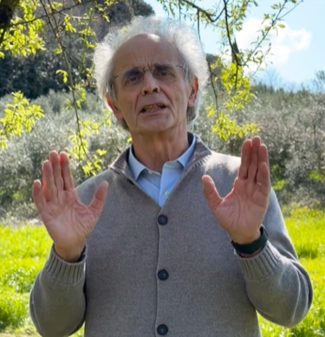 Sauro Longhi in un fotogramma del video messaggio sui social con cui annuncia la sua candidatura a sindaco di Loreto