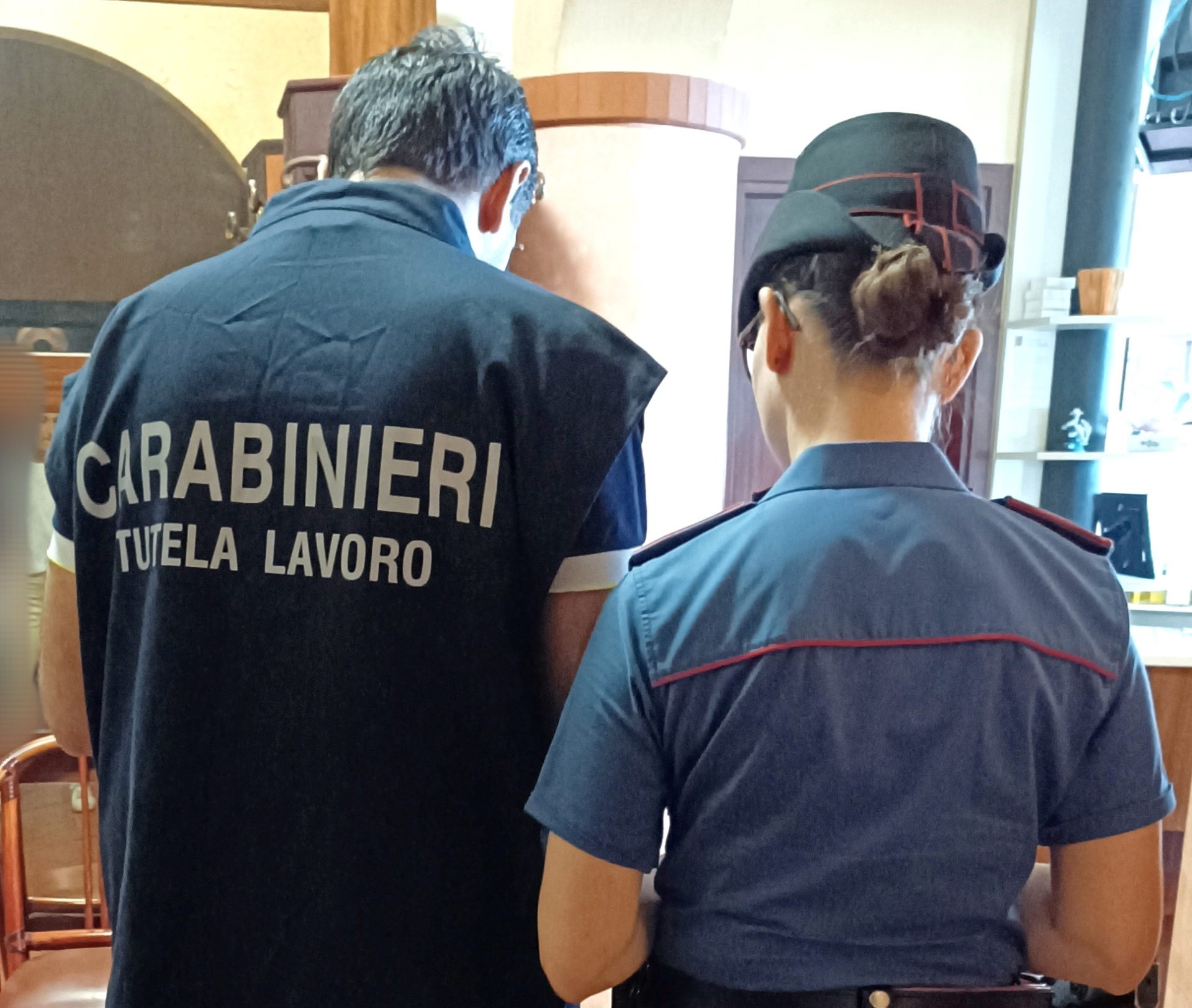 Militari della tutela lavoro durante un controllo nella fotografia pubblicata dalla fonte