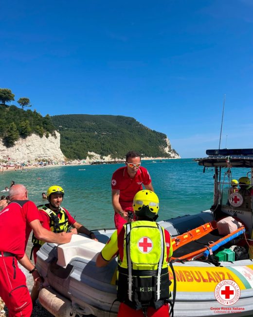 Esercitazione di salvataggio in mare con operatori della Croce Bianca durante la giornata di prevenzione dell'annegamento