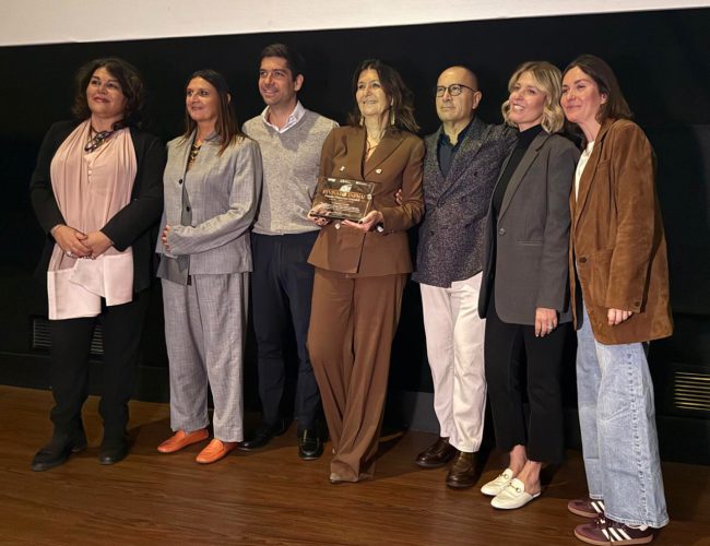 Filauri Paraventi Agostini consegna targa a Cristina Gesualdi e ai figli